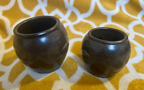 Set brown pottery round - of,