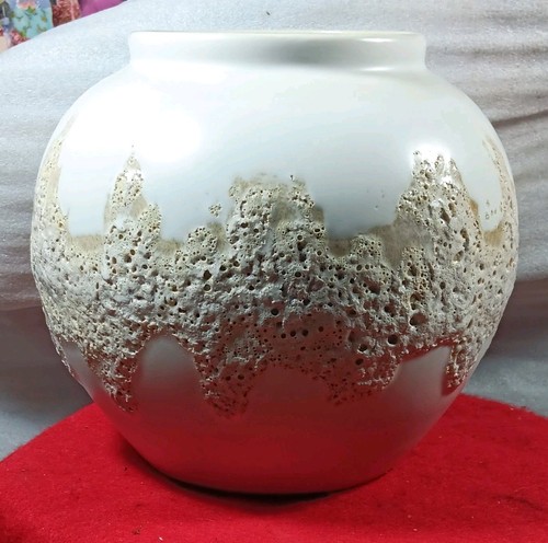 Unmarked white beige textured - unmarked,